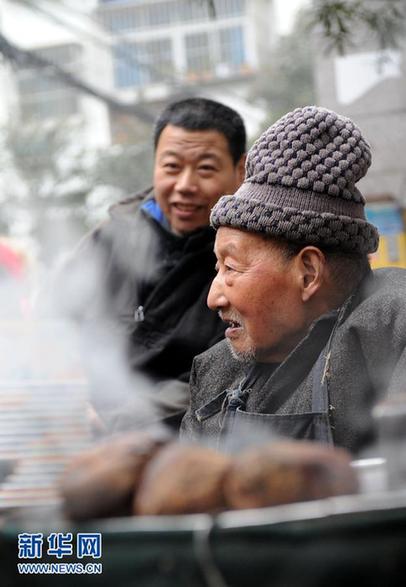 年近九旬自食其力　“烤梨爺爺”走紅網絡