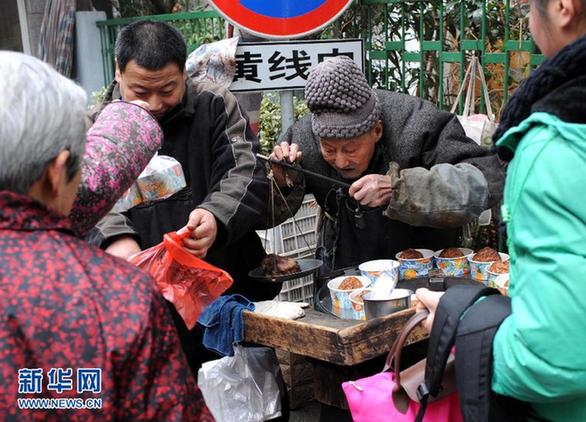 年近九旬自食其力　“烤梨爺爺”走紅網絡