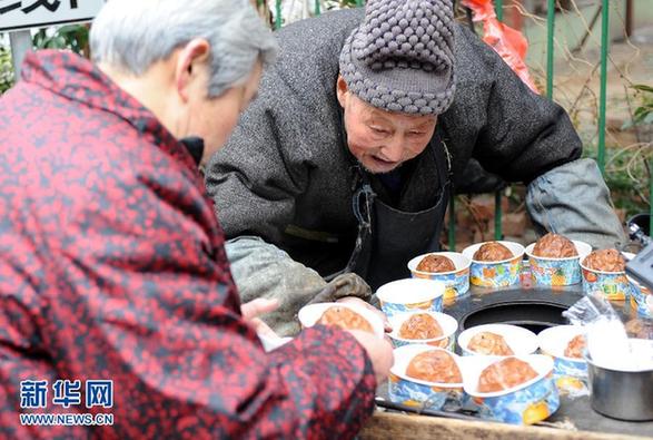 年近九旬自食其力　“烤梨爺爺”走紅網絡