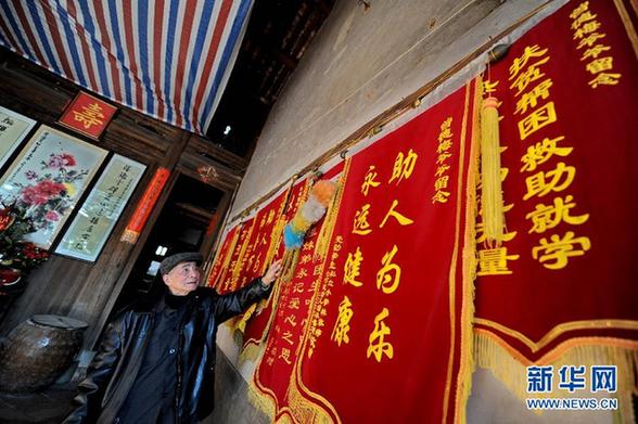 一位八旬老人為近萬名貧困生募集助學款