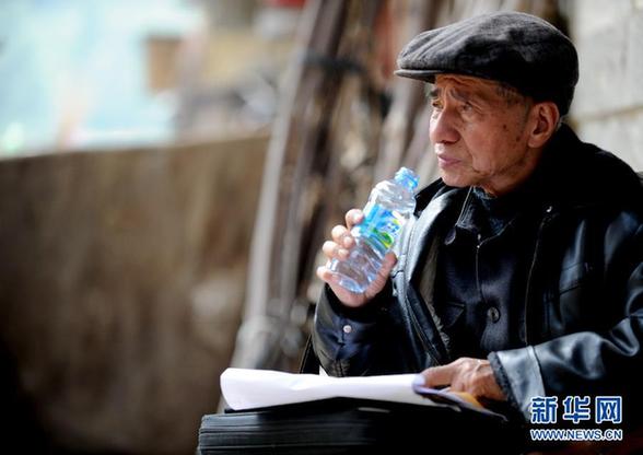一位八旬老人為近萬名貧困生募集助學款