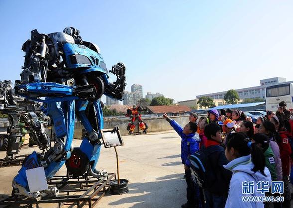 “鐵哥們”建成國內首個環保鋼雕機器人主題公園