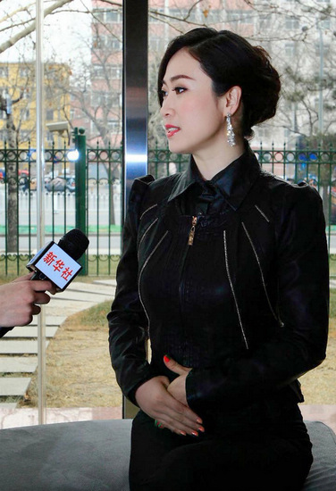 芙蓉姐姐接受新華社專(zhuān)訪知性裝扮盡顯干練