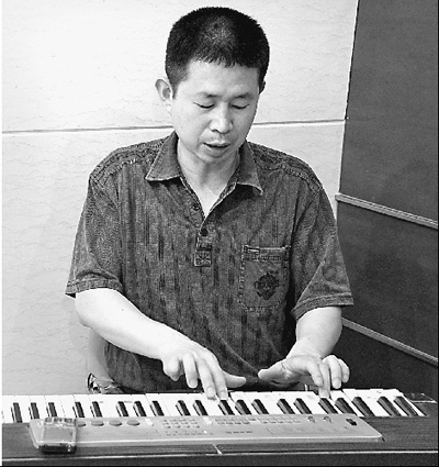 農(nóng)民邊打工掙錢給母親治病 邊堅持為母親寫歌作曲