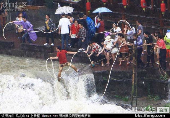 命懸一線！實拍鳳凰古城暴雨中震撼一幕