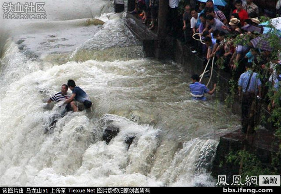 命懸一線！實拍鳳凰古城暴雨中震撼一幕