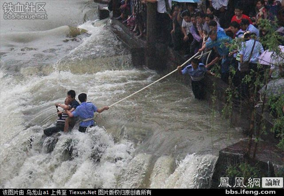 命懸一線！實(shí)拍鳳凰古城暴雨中震撼一幕