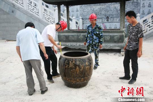 隨州發現古代僧人“坐化缸” 祖孫三代護缸50余年