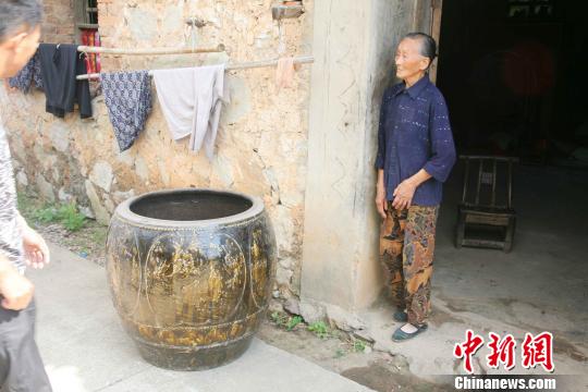 隨州發現古代僧人“坐化缸” 祖孫三代護缸50余年