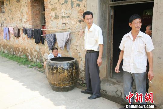 隨州發現古代僧人“坐化缸” 祖孫三代護缸50余年