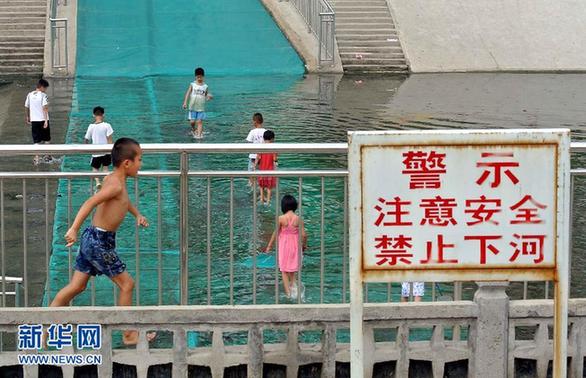 汛期以來雨多 河中嬉水，險！