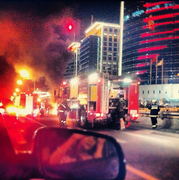 國貿橋一轎車自燃 火光沖天