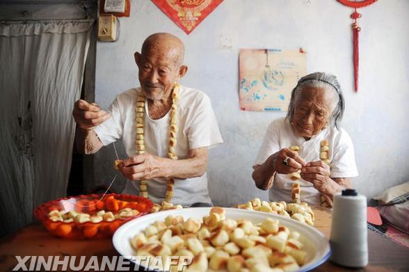 “橡樹婚”夫妻攜手第83個七夕節