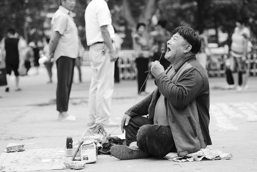 傻子？義丐！70歲傳奇乞丐養大了5個棄嬰（圖）