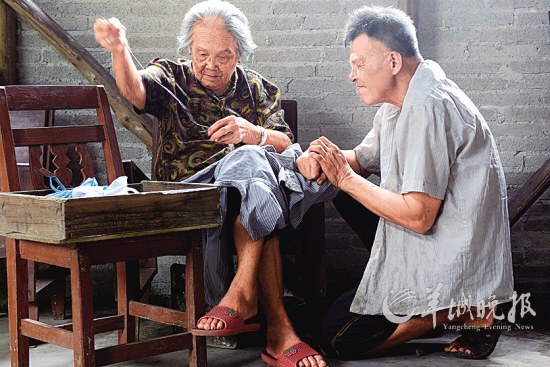 94歲麥奶奶和她的兩個智障兒 70年艱辛撫養 組圖
