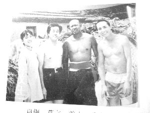 莫言家鄉(xiāng)山東高密市領(lǐng)導(dǎo)登門獻(xiàn)花 祝賀其獲獎
