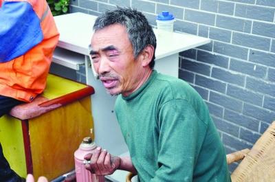 環衛工路邊睡覺感動網友 大學生送其簡易床(圖)