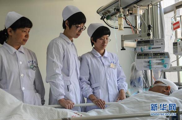杭州：四護(hù)士街頭急救不留名