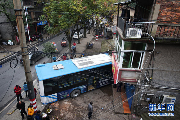 公交車失控撞進五金店 一名男童受傷