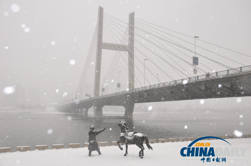 東北遭遇強降雪 中央氣象臺發布暴雪藍色預警