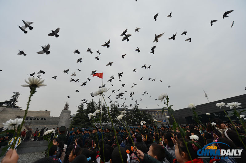 南京舉行國(guó)際和平集會(huì)悼念南京大屠殺30萬(wàn)同胞遇難75周年