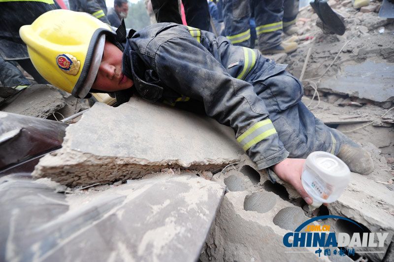 現(xiàn)場(chǎng)直擊：浙江寧波塌樓事故第二名被埋者獲救