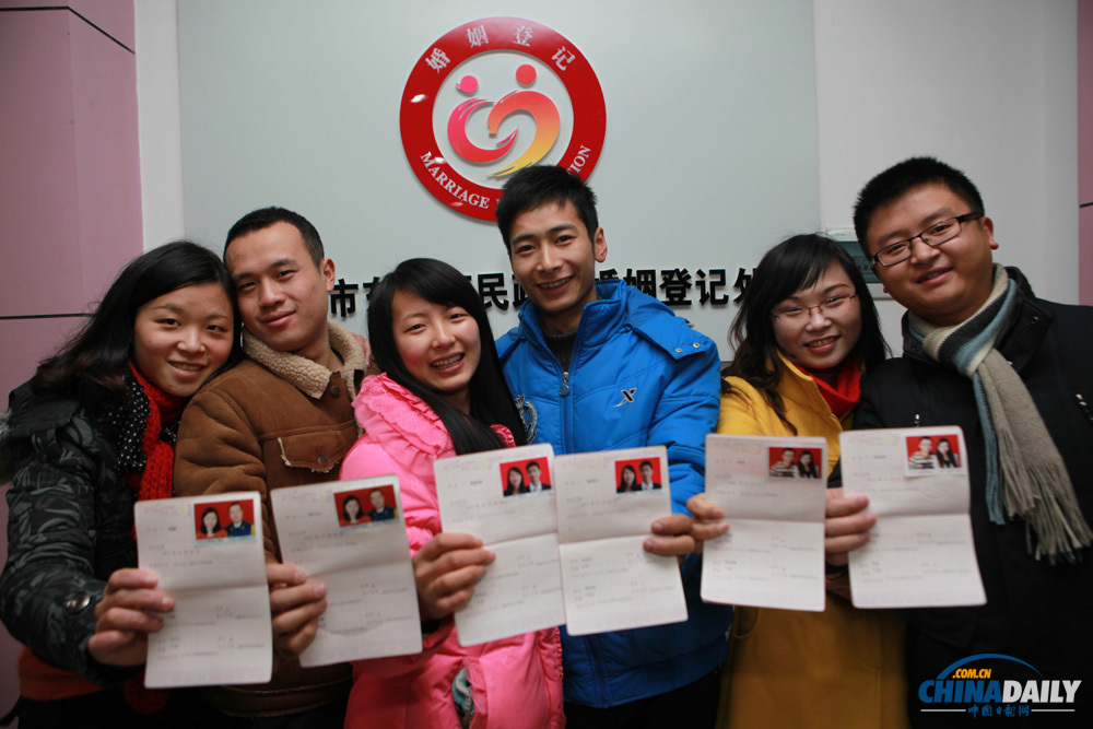 “萬(wàn)年真愛(ài)日”各地情侶扎堆結(jié)婚