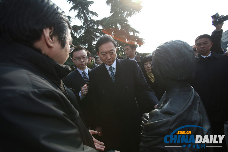 日前首相鳩山由紀(jì)夫參觀南京大屠殺紀(jì)念館
