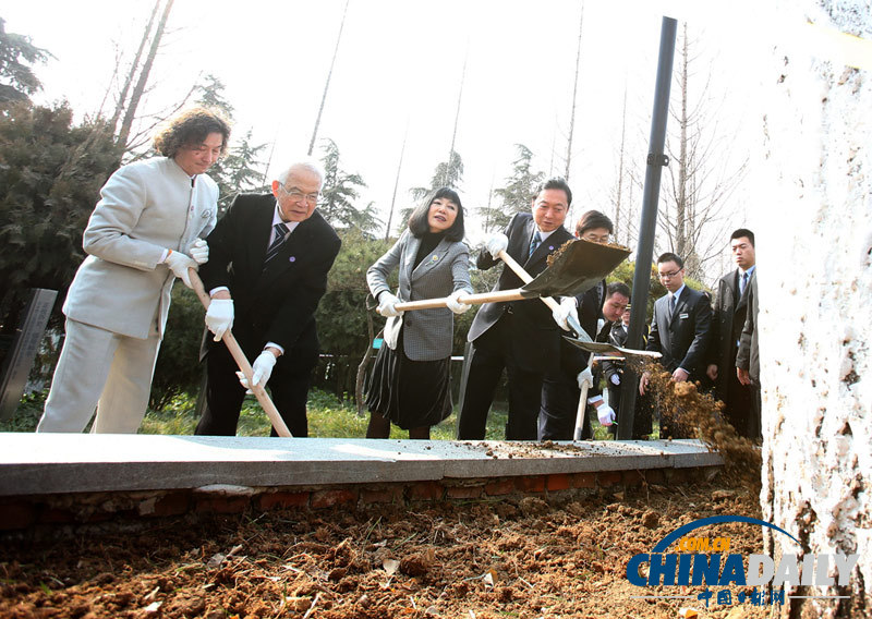 日前首相鳩山由紀夫參觀南京大屠殺紀念館