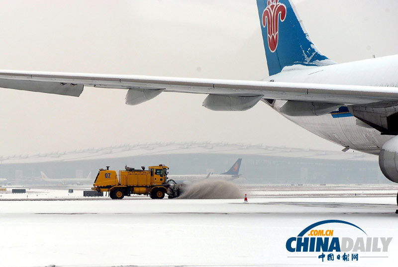 “大寒”迎來(lái)降雪 首都機(jī)場(chǎng)全力保障