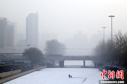 中國(guó)多地再遭霧霾圍城 交通受阻空氣質(zhì)量持續(xù)走低