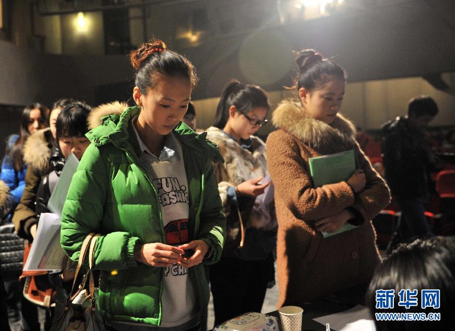 北京電影學(xué)院考試進(jìn)行時(shí) 天生麗質(zhì)或是搞怪搶鏡