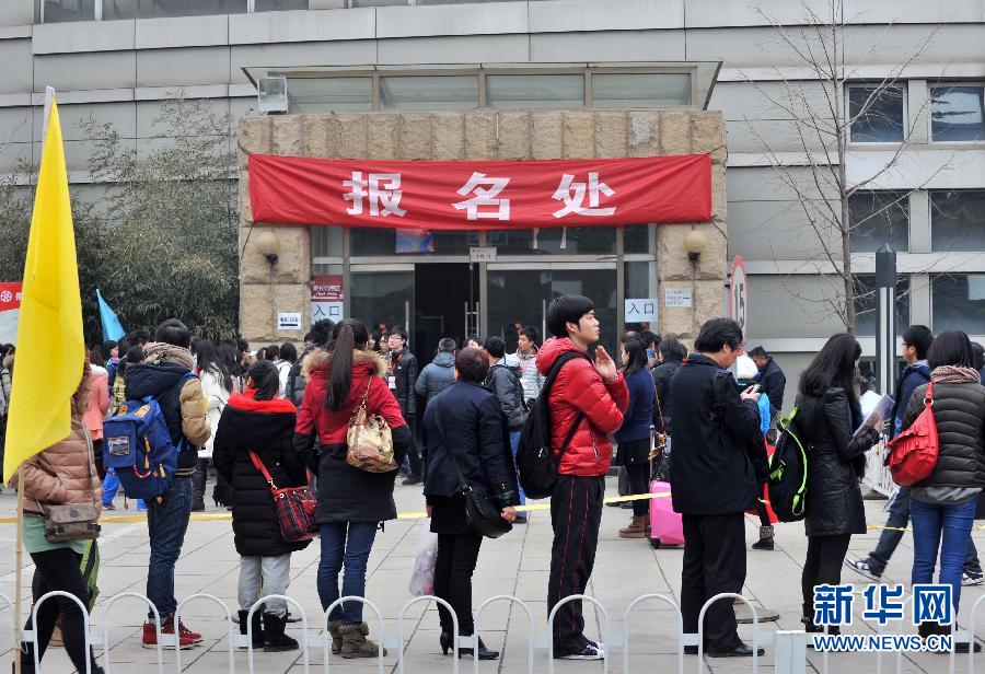 北京電影學(xué)院考試進行時 天生麗質(zhì)或是搞怪搶鏡