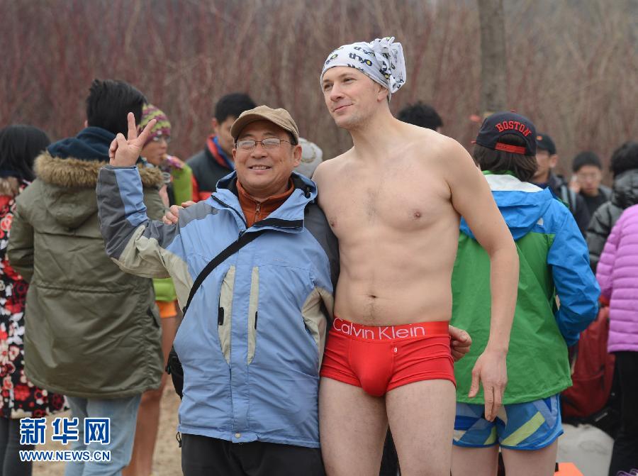 只穿內衣褲 北京又現“光豬跑”