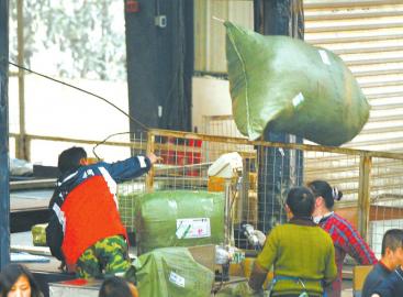 記者直擊快遞業4大痼疾：包裹基本靠扔 損壞反正不賠