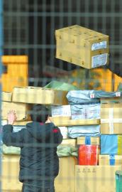 記者直擊快遞業4大痼疾：包裹基本靠扔 損壞反正不賠