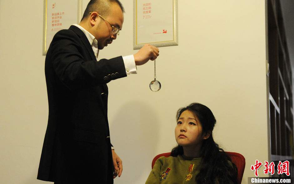 湖南頒發首張“催眠執照” 體驗者被水晶球“誘惑”