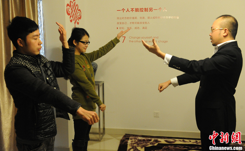 湖南頒發(fā)首張“催眠執(zhí)照” 體驗者被水晶球“誘惑”