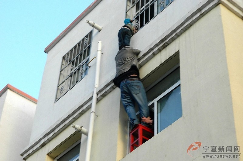 寧夏“托舉哥”40分鐘懸空堅守救被困男孩 組圖