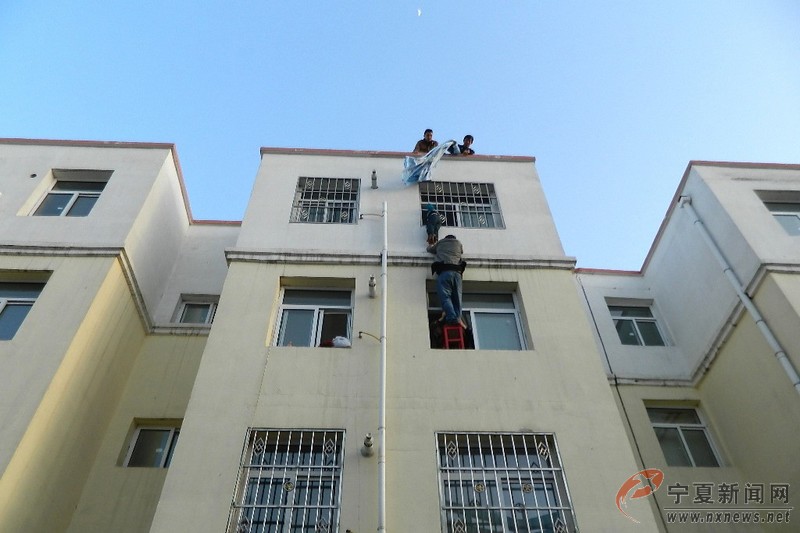 寧夏“托舉哥”40分鐘懸空堅守救被困男孩 組圖