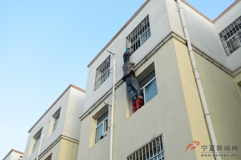 寧夏“托舉哥”40分鐘懸空?qǐng)?jiān)守救被困男孩 組圖