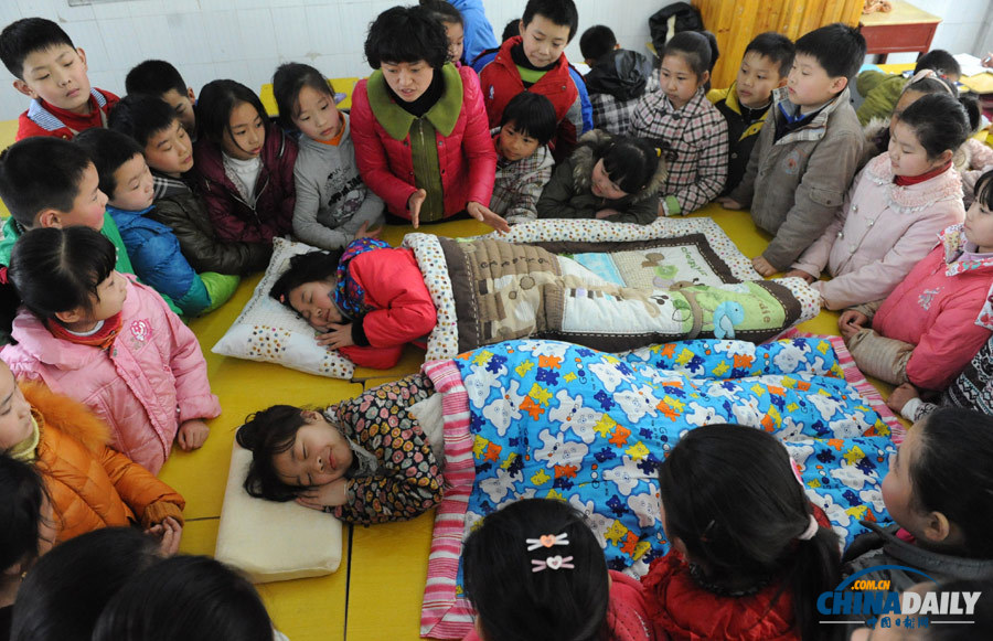 安徽阜陽：睡眠日“學生娃”學“睡覺”