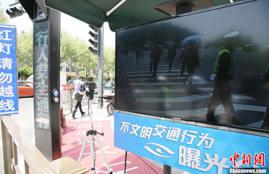 杭州新招治“中國式過馬路” 路邊擺屏幕“現場直播”