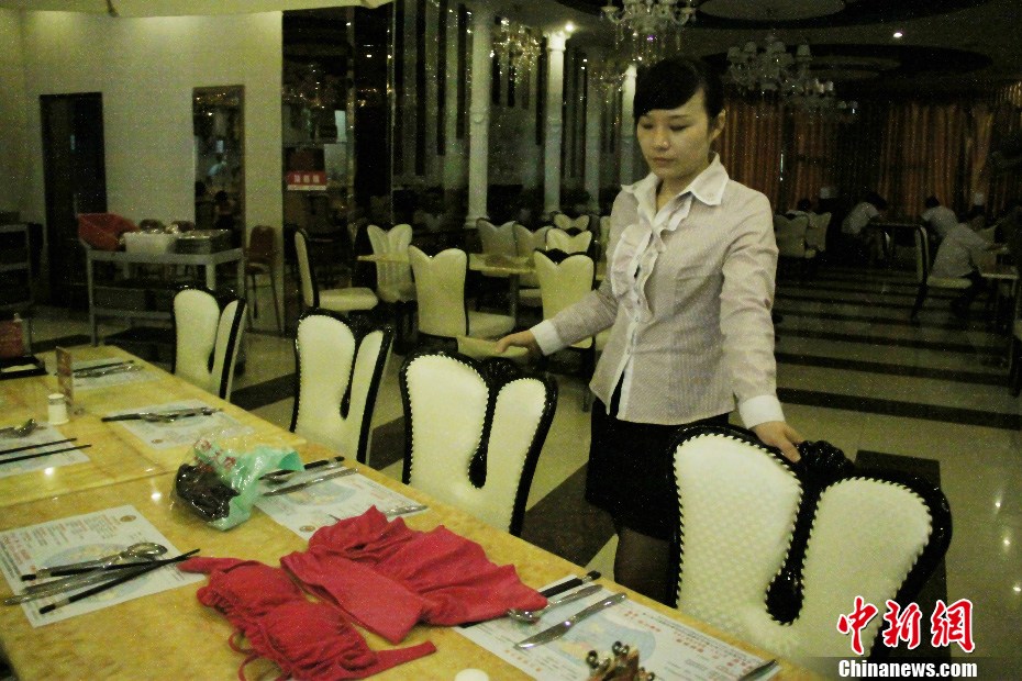 長沙“比基尼餐廳”服務(wù)員復(fù)穿工作制服