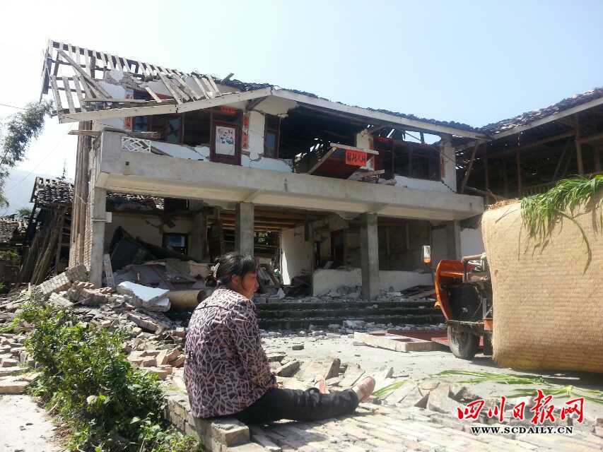 蘆山縣地震現(xiàn)場直擊：房倒屋塌[組圖]