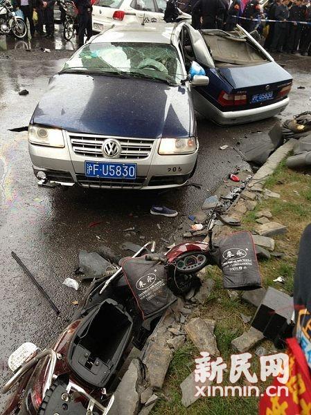 組圖：上海劫犯搶車(chē)逃逸過(guò)程中攔腰撞斷2輛出租車(chē)
