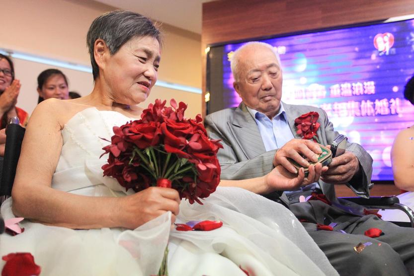 婚紗夢(mèng)終成真 天津老年夫妻舉行集體婚禮重溫浪漫