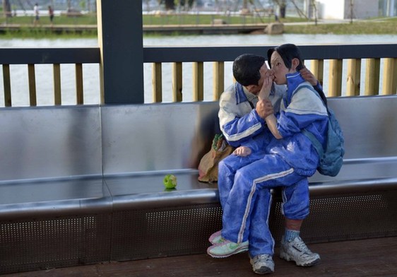 漳州一公園內(nèi)現(xiàn)“中學(xué)生舌吻”雕塑 作者稱(chēng)只是親嘴