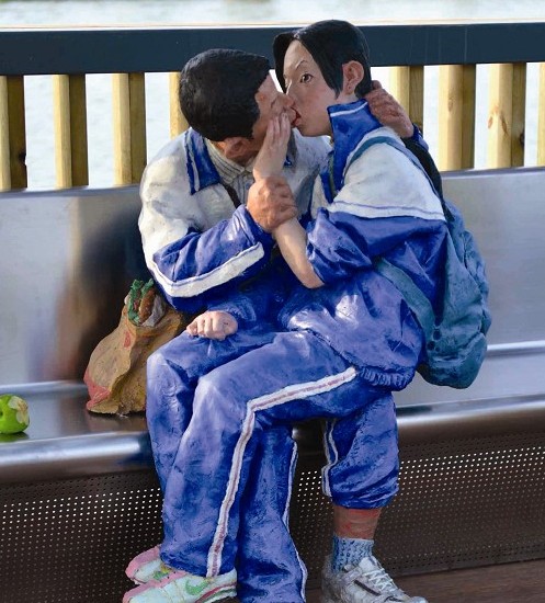 漳州一公園內(nèi)現(xiàn)“中學(xué)生舌吻”雕塑 作者稱只是親嘴