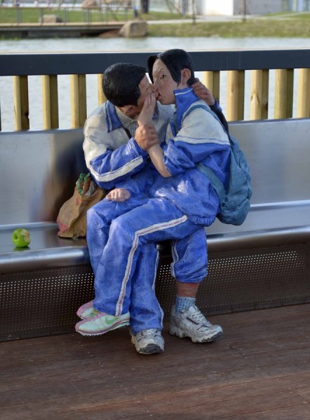 漳州一公園內(nèi)現(xiàn)“中學(xué)生舌吻”雕塑 作者稱只是親嘴